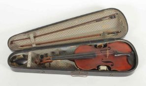 VIOLINE MIT ZWEI BÖGEN, L 60, in Holzkasten, wohl FRANKREICH, 19.Jh. 22.00 % buyer's premium on