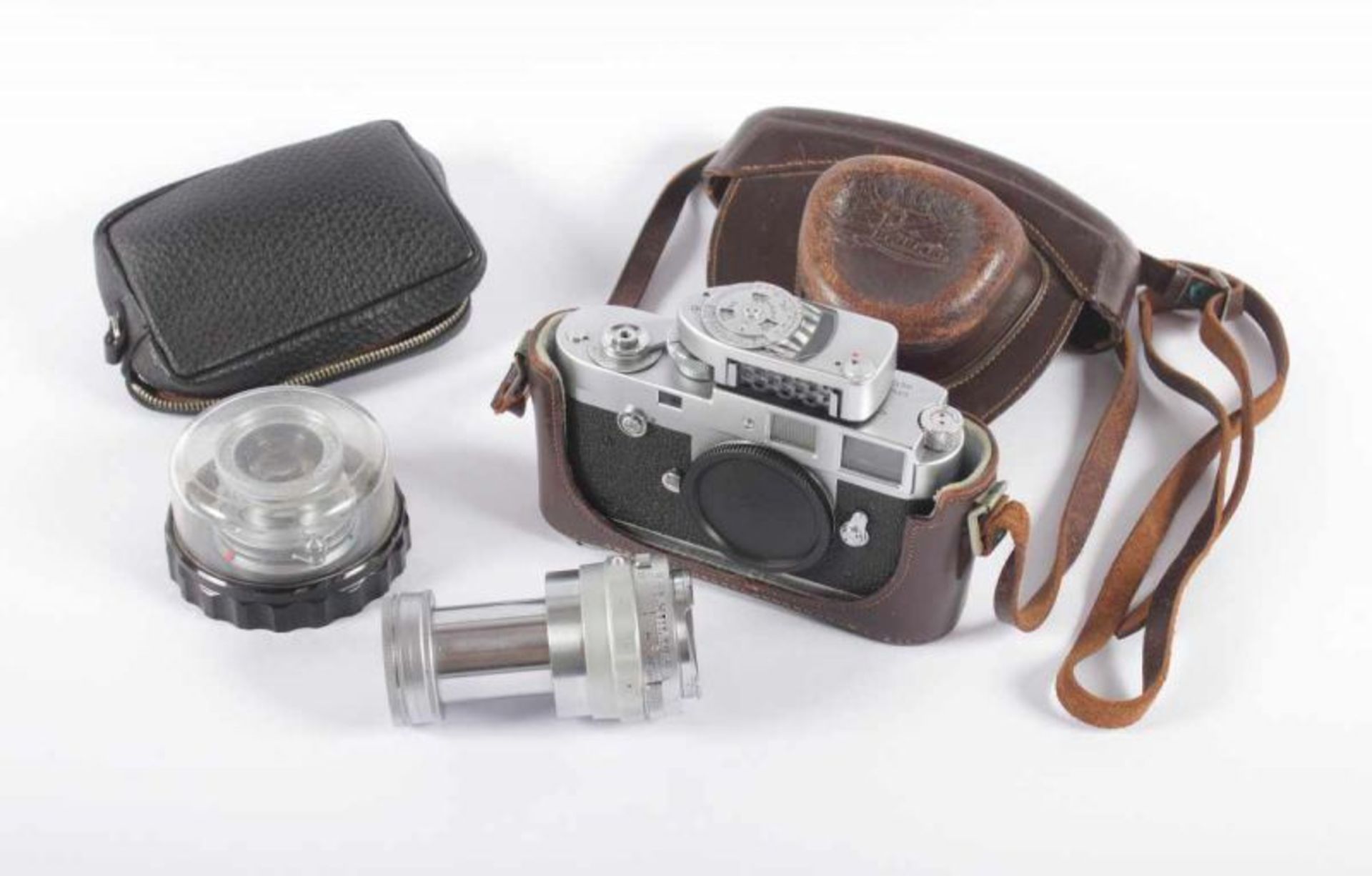 LEICA M2, Kamera mit Original-Lederetui, Leica-Meter MC, Objektiv Leitz Elmar-M 50 mm F/2.8 und