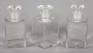 DREI KRISTALL-KARAFFEN, farbloses Glas, H 17, eine minst.best., BACCARAT, 20.Jh. 22.00 % buyer's