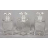 DREI KRISTALL-KARAFFEN, farbloses Glas, H 17, eine minst.best., BACCARAT, 20.Jh. 22.00 % buyer's