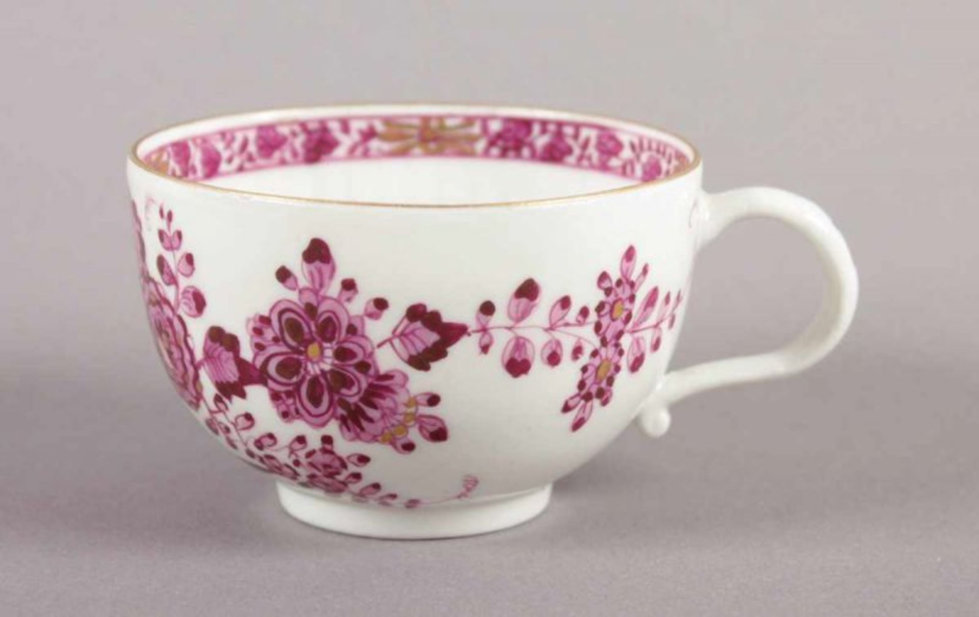 TASSE, "Reiches Felsenmuster" in Purpur, Goldstaffage und -rand, H 4,5, MEISSEN, um 1780 22.00 %