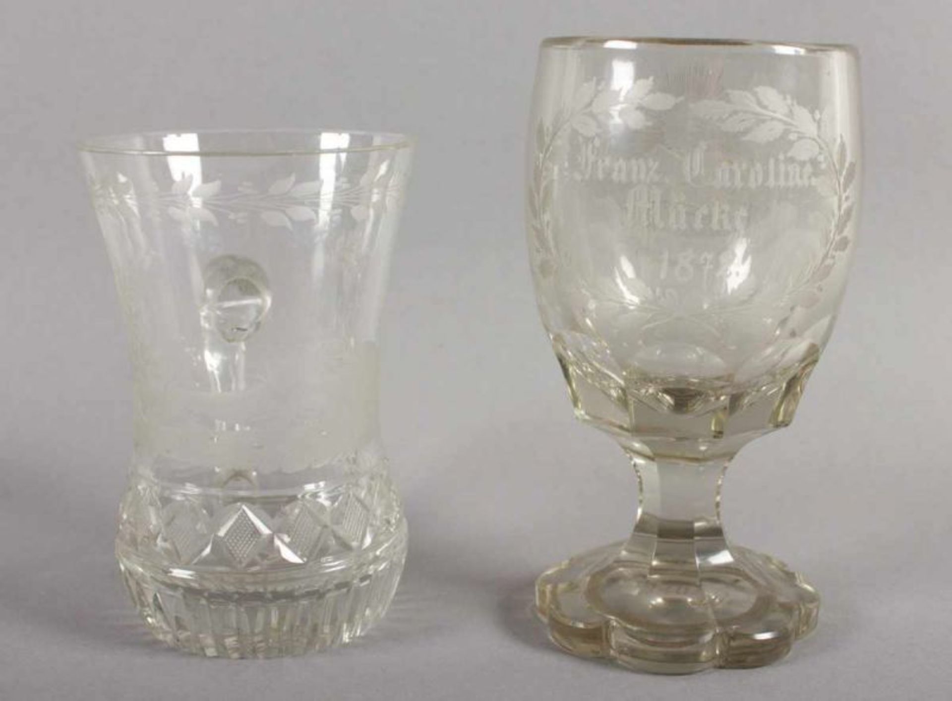 KONVOLUT ZWEI HUMPEN UND ZWEI SOUVENIRGLÄSER, farbloses, teils graustichiges Glas, beschliffen, - Image 3 of 3