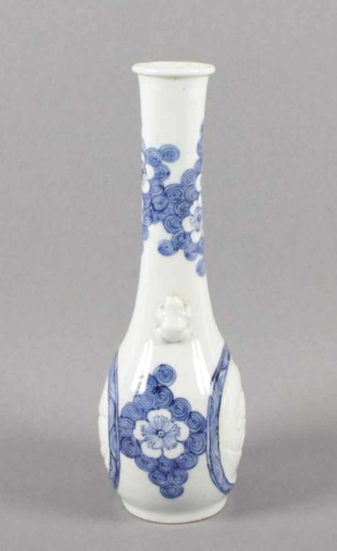 VASE, Porzellan, auf der Schulter zwei plastisch gearbeitete Frösche, Dekor in Unterglasurblau, H - Image 4 of 4