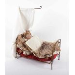 PUPPE MIT BETT, bespielt, Bett/L 36, Puppe/L 24, Schlafaugen, besch., DEUTSCH, um 1900 22.00 %