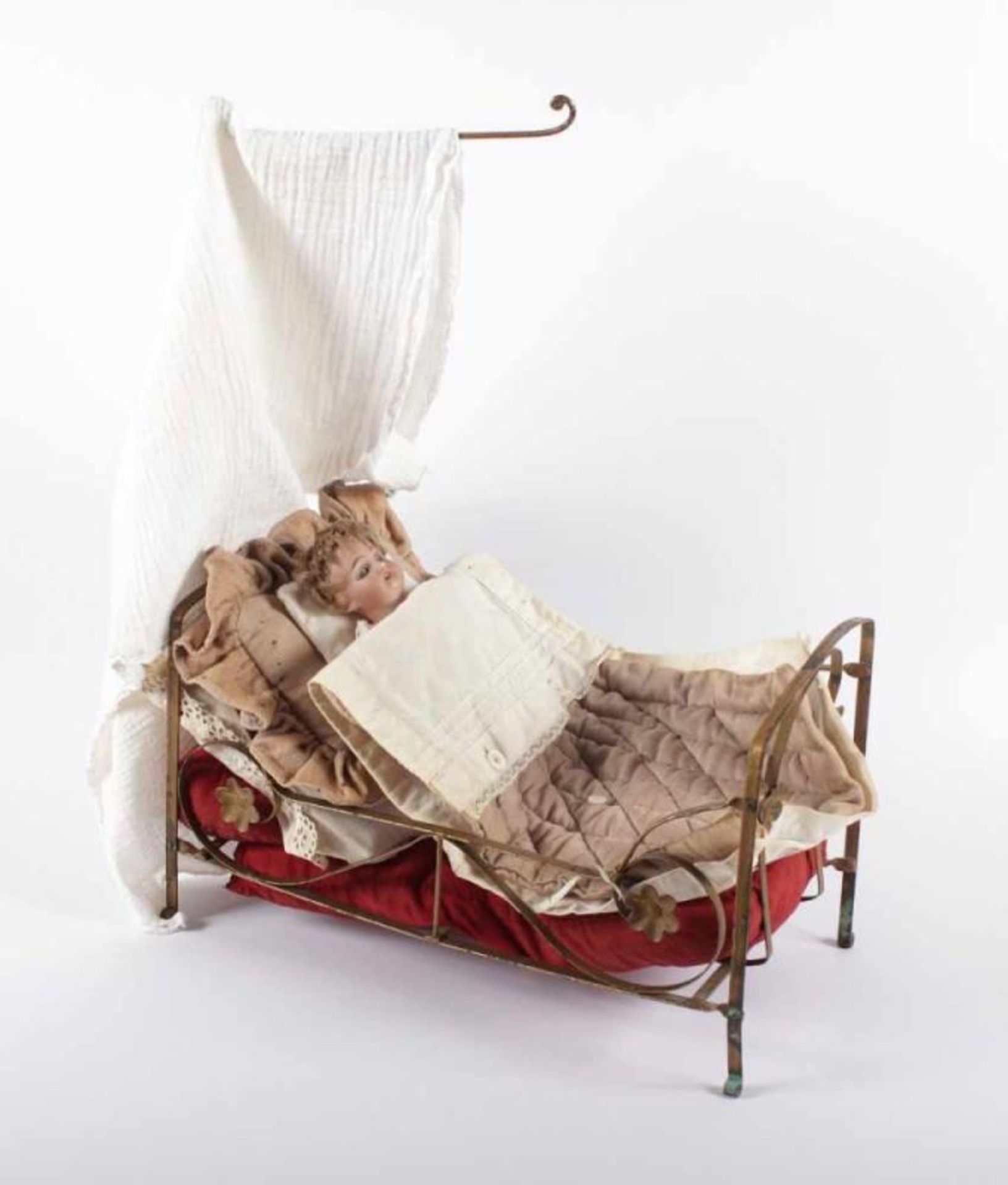 PUPPE MIT BETT, bespielt, Bett/L 36, Puppe/L 24, Schlafaugen, besch., DEUTSCH, um 1900 22.00 %