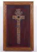 RELIQUIENKREUZ, Holz, besch., L 26, in Schaukasten, SÜDDEUTSCH, 18.Jh. 22.00 % buyer's premium on