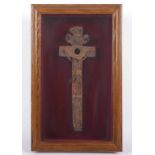 RELIQUIENKREUZ, Holz, besch., L 26, in Schaukasten, SÜDDEUTSCH, 18.Jh. 22.00 % buyer's premium on