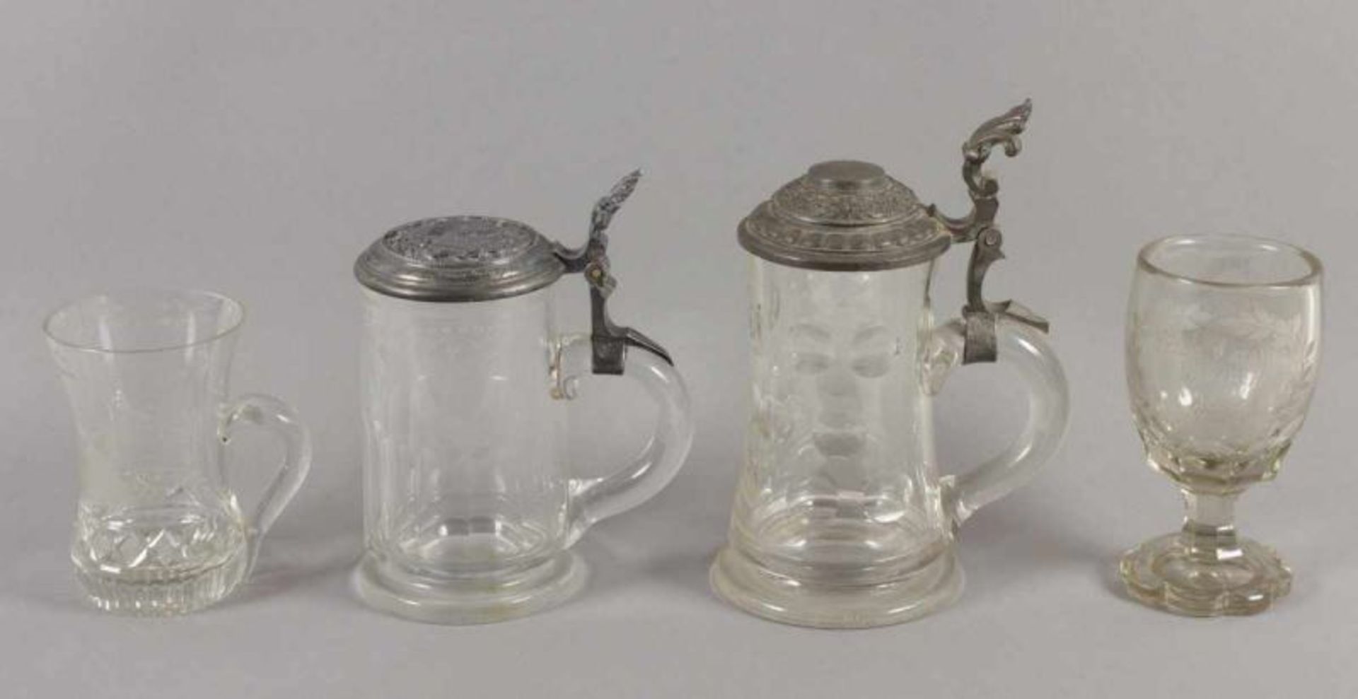 KONVOLUT ZWEI HUMPEN UND ZWEI SOUVENIRGLÄSER, farbloses, teils graustichiges Glas, beschliffen,