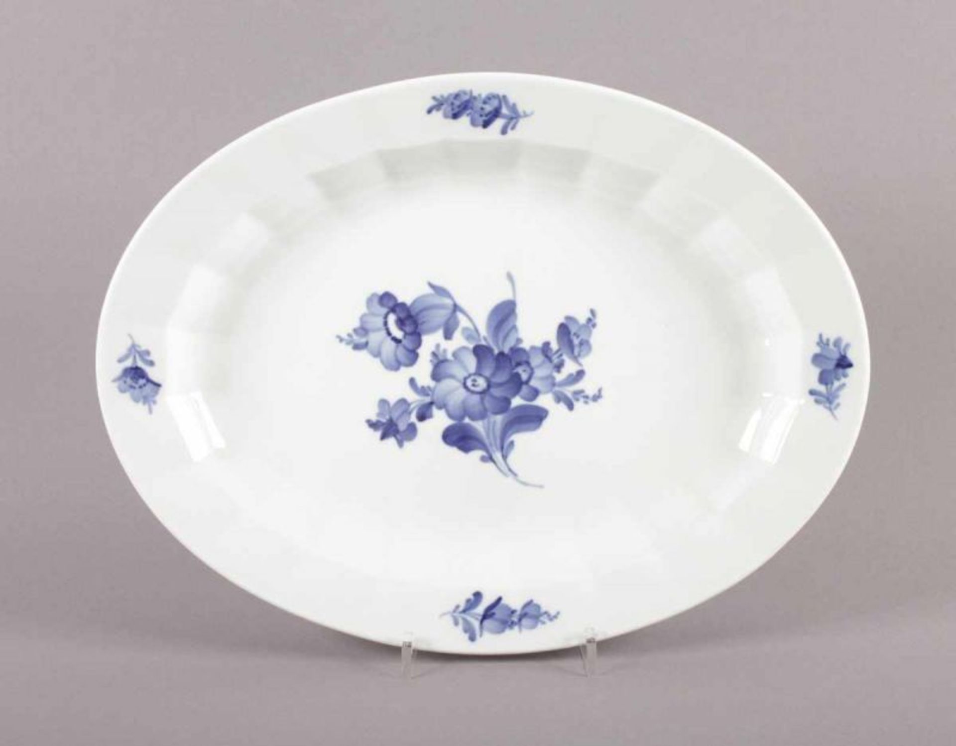 OVALE SCHALE, unterglasurblauer Dekor Blaue Blume, L 33, ROYAL COPENHAGEN, 20.Jh. 22.00 % buyer's