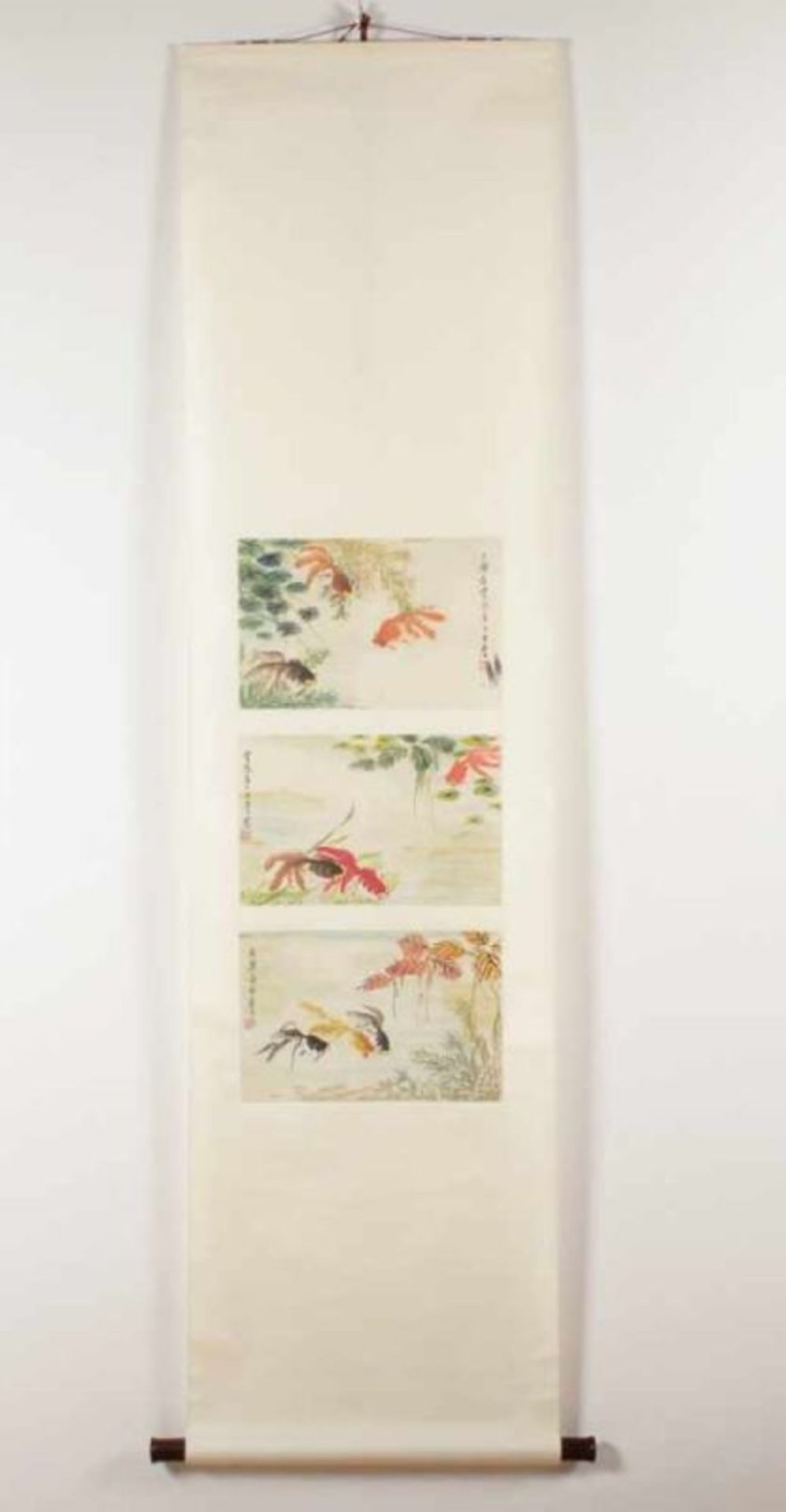 DREI ROLLBILDER, Tusche und Farben auf Papier, Schleierschwänze, Aufschrift und Siegel, je 23,5 x - Image 2 of 6