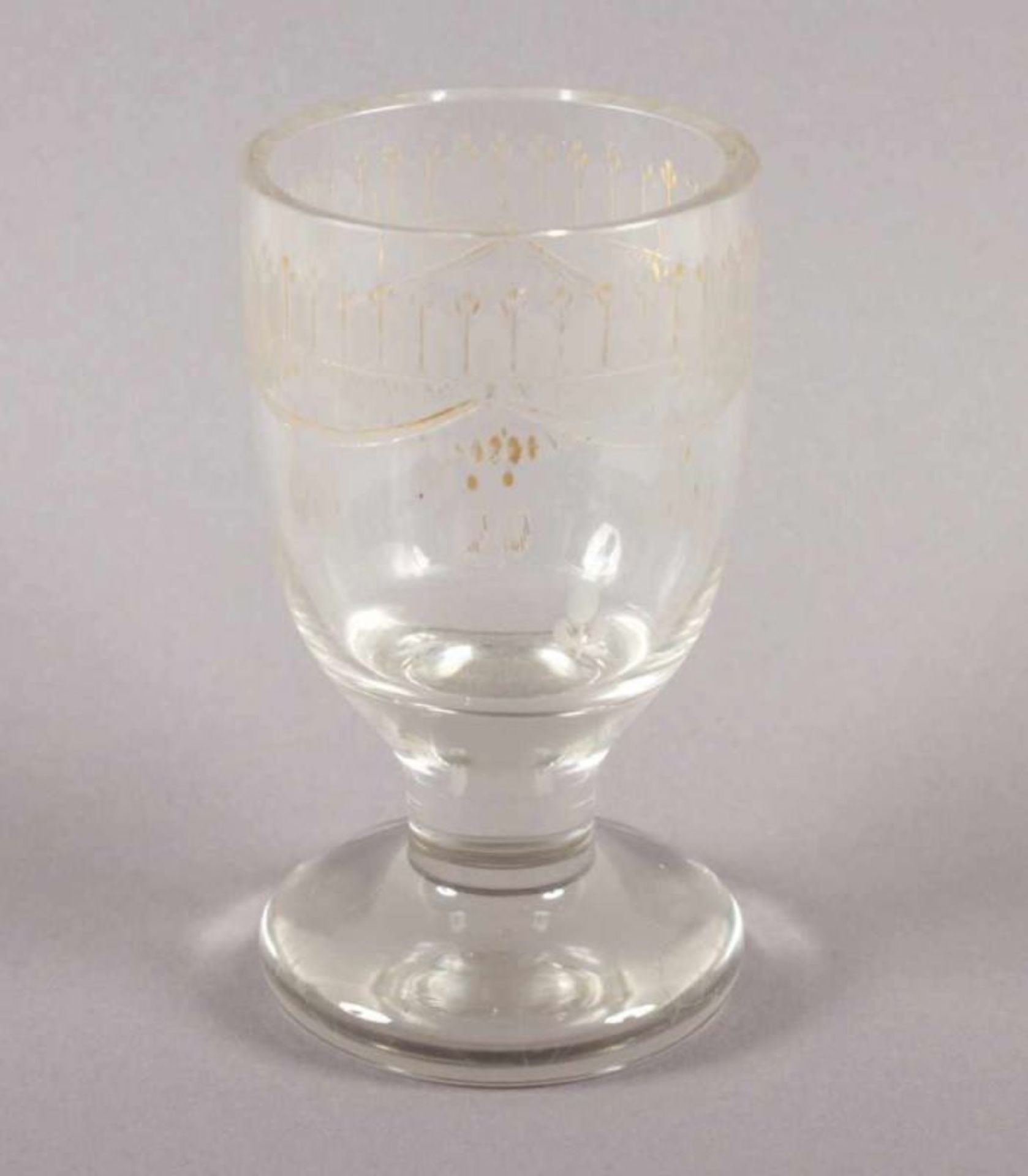 WASSERGLAS, dickwandiges, graustichiges Glas, beschliffen, Goldstaffage ber., H 12,5, ENGLAND, A.
