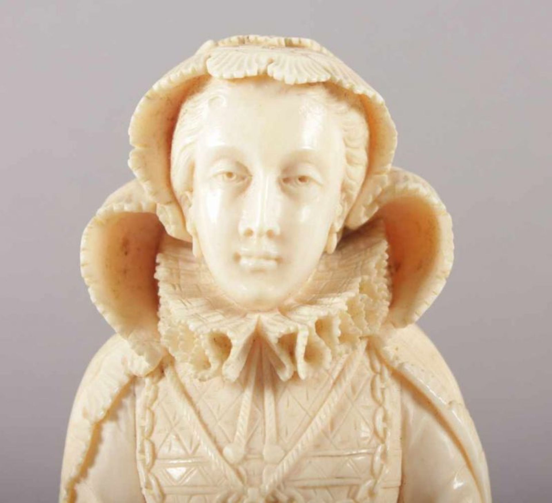 SCHREINFIGUR DER MARIA STUART, Elfenbein, fein geschnitzt, aufklappbarer Korpus mit Szenen aus der - Image 5 of 7