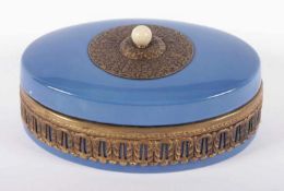 OVALE JUGENDSTIL-DECKELDOSE, Keramik, blau glasiert, durchbrochen gearbeitete Messingmontur,