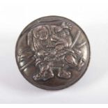 MANJU, Silber, auf beiden Seiten im hohen Relief dekoriert, Kampf des Benkei (?), verso Diener mit