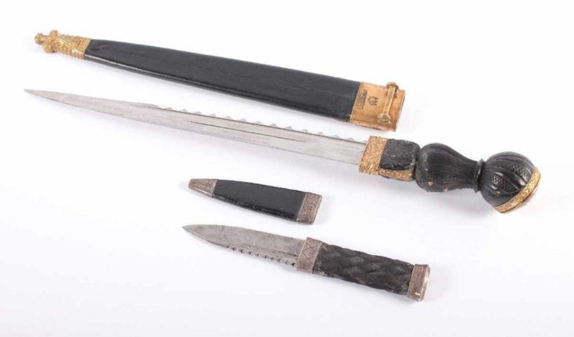 ZWEI MESSER, a) kleines Messer mit Horngriff, Silberbeschlag und Lederscheide, L 19; b) - Image 2 of 4