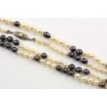 PERLENKETTE, weiße und taubenhalsblaue Perlen, unregelmäßig, bis zu 7,2 mm Durchmesser, Schließe