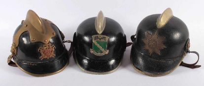 DREI FEUERWEHRHELME, zwei deutsche und ein tschechischer Helm, teils rest. und besch., um 1930 22.00