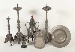 SIEBENTEILIGES KONVOLUT ZINN, bestehend aus drei Leuchtern, H bis 65, einer Vase, einer Schüssel, Dm