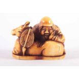 NETSUKE JURÔJIN MIT HIRSCH, Elfenbein mit sehr fein geschnitzten, gravierten und dunkel