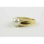 DAMENRING, 585/ooo Gelbgold, besetzt mit einer Perle, RG 48, 4,3g 22.00 % buyer's premium on the