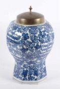 VASE, Fayence, Blaudekor, H 33, besch., Messingdeckel erg., DELFT, 18.Jh. 22.00 % buyer's premium on