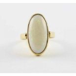 RING, 750/ooo Gelbgold, besetzt mit einem Opalcabochon von 20,2 x 9,2 mm, RG 52, 5,1g 22.00 %