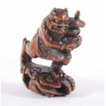 NETSUKE ONI MIT SCHREIN, Buchsbaum, fein geschnitzt und graviert, teils dunkel patiniert, der Teufel