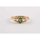 RING, 583/ooo Rotgold, besetzt mit einem kleinen Peridot, RG 59, 2,5g 22.00 % buyer's premium on the