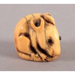 NETSUKE HOCKENDE RATTE, Elfenbein, fein graviert und dunkel akzentuiert, Augen schwarzes Horn,