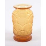 KLEINE ART DECO-VASE, farbloses, in die Form gepresstes Glas, amberfarben getönt, Reliefdekor, H