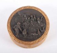 DECKELDOSE, Messing, im Deckel Bronzetondo mit reliefierter Genreszene, auf der Wandung Wappen der