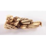 NETSUKE MANN MIT GESCHULTERTEM SACK, Elfenbein, fein graviert und dunkel akzentuiert, H 5,3,