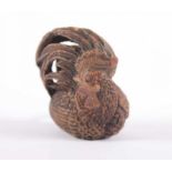 NETSUKE HAHN, wohl Steinzeug, der sitzende Hahn mit hochgestellten Schwanzfedern, H 4, besch.,