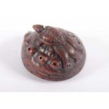 NETSUKE SCHILDKRÖTE AUF AWABI-MUSCHEL, Holz, fein geschnitzte und gravierte Details, L 4,2, JAPAN,