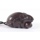 NETSUKE RATTE MIT RETTICH, sehr fein geschnitztes und graviertes dunkles Holz, Augen dunkles Horn,