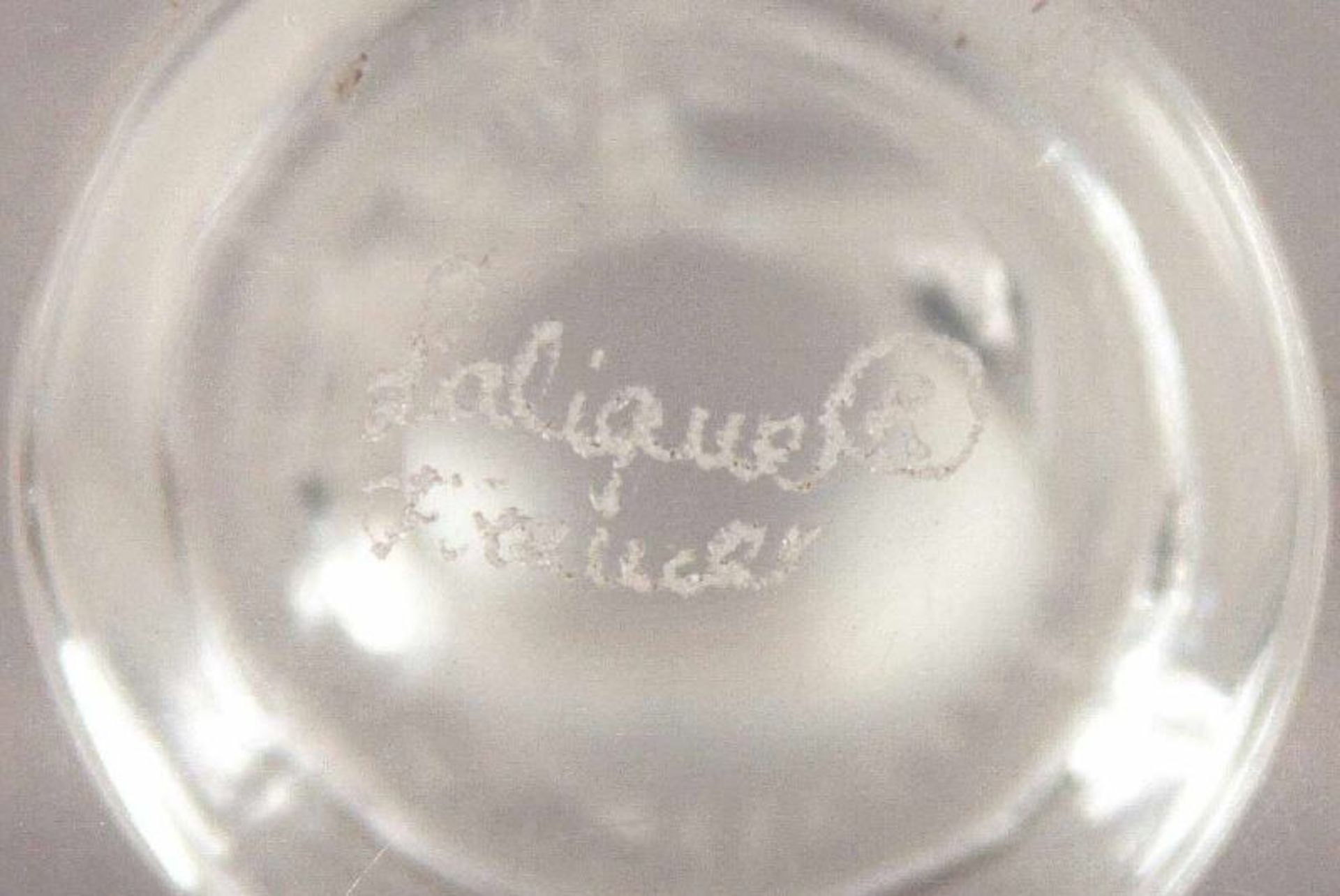 KLEINE GLASSKULPTUR "FALKE", farbloses Glas, partiell satiniert, H 7,3, LALIQUE, 20.Jh. 22.00 % - Bild 2 aus 2