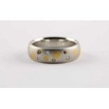 DAMENRING, 950/ooo Platin und Gelbgold, besetzt mit kleinen Brillanten von zusammen ca. 0,08 ct., RG