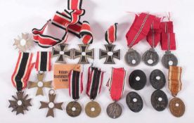 KONVOLUT ORDEN UND EHRENZEICHEN, bestehend aus drei Eisernes Kreuz 2.Klasse 1939;