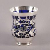 ART DECO-VASE, farbloses Glas, kobaltblau getönt, vegetabiler Silveroverlay, H 19,8, um 1930 22.00 %