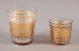 ZWEI ZWISCHENGOLDGLAS-BECHER, farbloses, facettiertes Glas, radierte Gold- und Silberfolie,