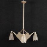 ART-DECO-DECKENLAMPE, Metall, vernickelt, vierflammig, Schirme aus farblosem, satiniertem Glas, H