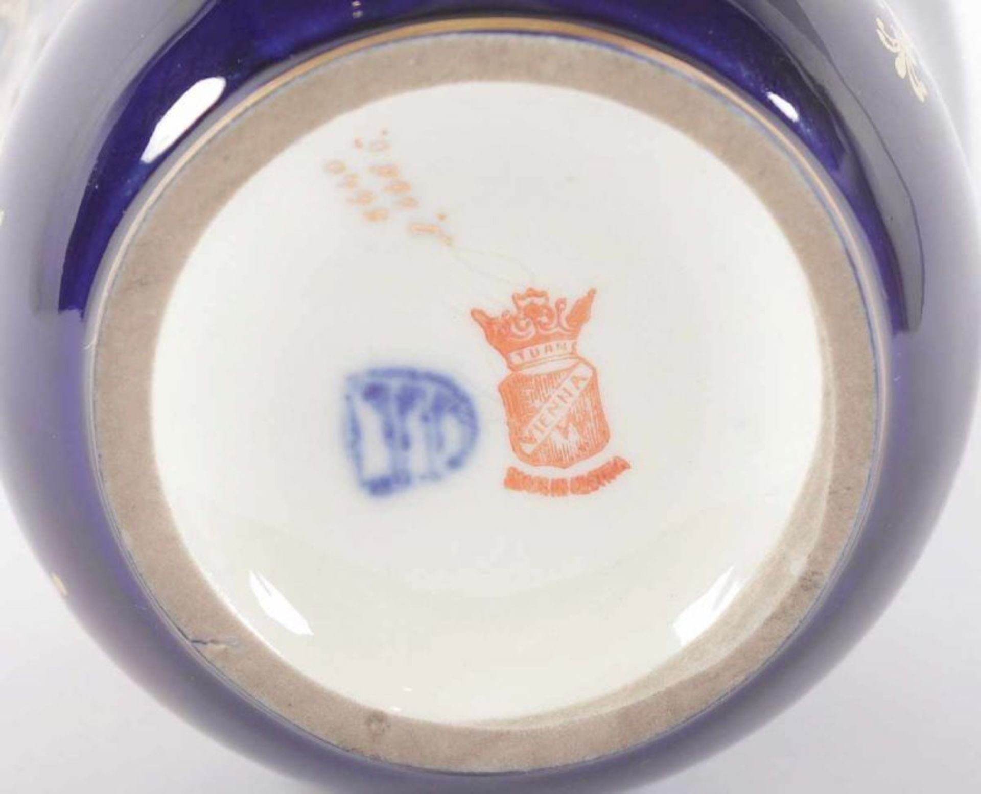 VASE, schauseitig goldgerahmte Ovalkartusche mit polychromer, mythologischer Szene auf blauem - Bild 2 aus 2