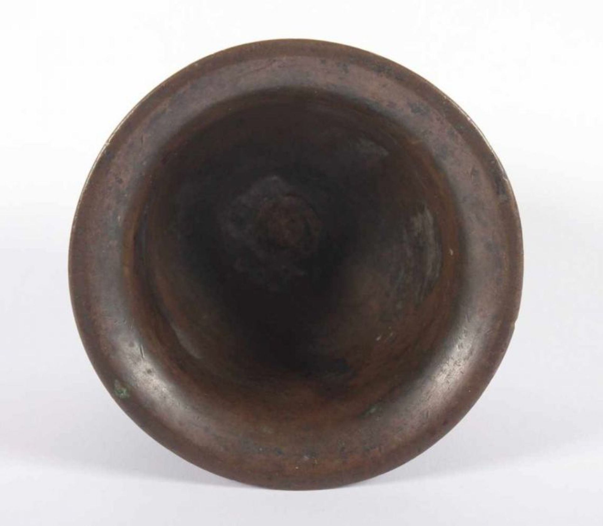 MÖRSER, Bronze, reliefierter Jacobsmuscheldekor, H 7,5, wohl 17.Jh. 22.00 % buyer's premium on the - Bild 3 aus 4