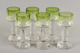 SECHS WEINGLÄSER, dickwandiges, farbloses Glas, Kuppa grün getönt im Verlauf, H 15,3, zwei Gläser