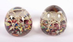 PAAR PAPERWEIGHT, farbloses, graustichiges Glas, auf polychromem Fond opakweiße Fadeneinschlüsse mit