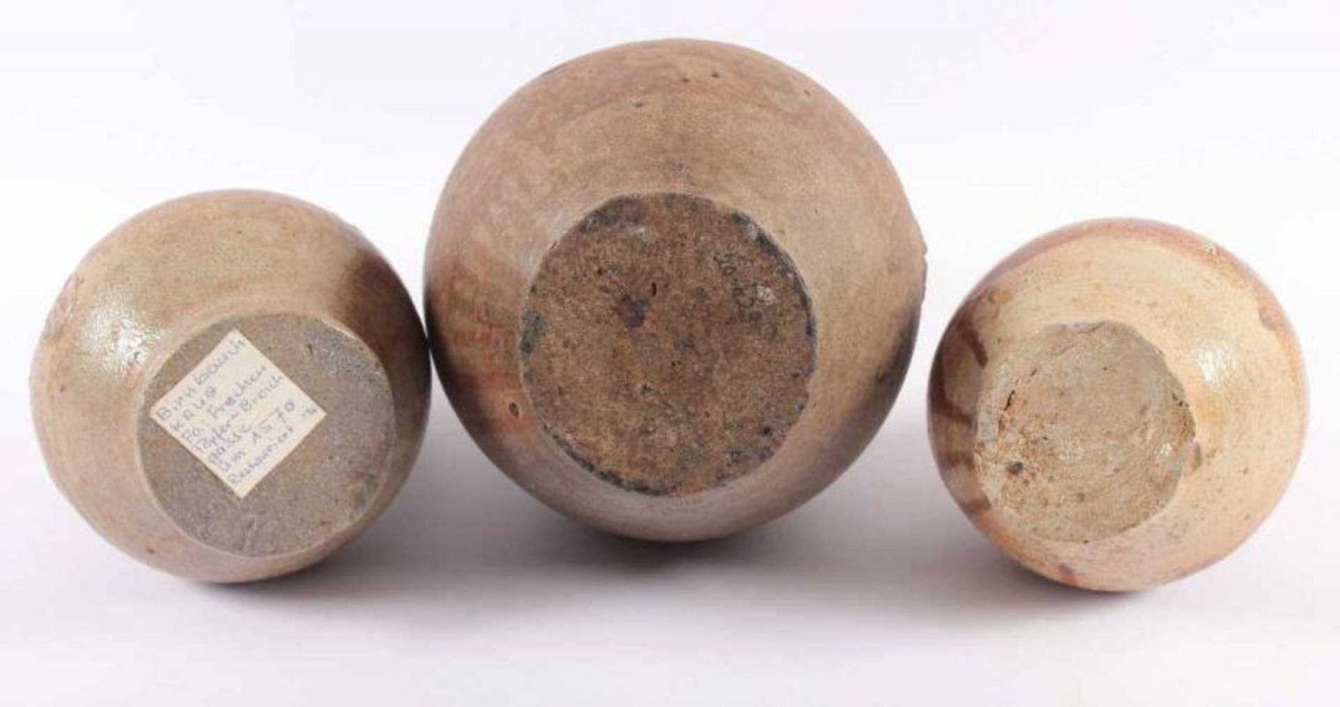 DREI BARTMANNSKRÜGE, Steinzeug, heller Scherben, braune, teils gesprenkelte Salzglasur, geritzte - Bild 3 aus 3
