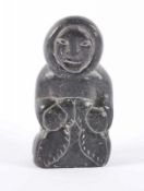 FIGUR EINER INUIT, schwarzer Speckstein, geschnitzt, H 8,5, verso num. und dat., Inuit-Art,