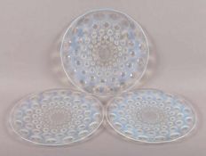 DREI ART DECO-PLATTEN, opaleszentes Glas, Reliefdekor, Dm 28,5, sign. R.LALIQUE, um 1930 22.00 %