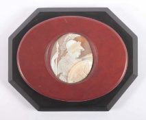 MUSCHELKAMEE "PALLAS ATHENE", fein geschnittene Kamee (6 x 5), Sockel Jaspis und Onyx, L 15,5, 19.