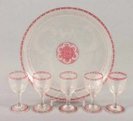 TABLETT MIT FÜNF LIKÖRGLÄSERN, farbloses Glas, partiell roséfarben überfangen, Mattschnittdekor,